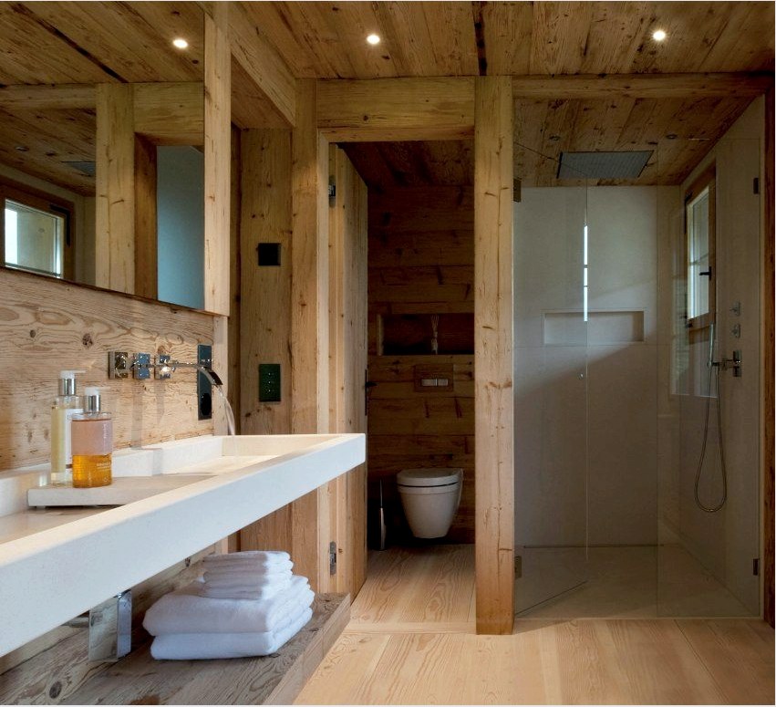 A fürdőszoba falai, padlója és mennyezete falemezekből készül