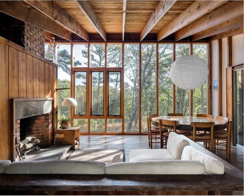 A nagy ablakok lehetővé teszik a faház természetes kapcsolatának fenntartását a természettel