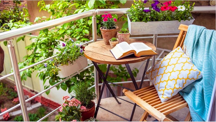 A fából készült bútorok és a virágos növények kombinációja kellemes légkörbe meríti Önt.
