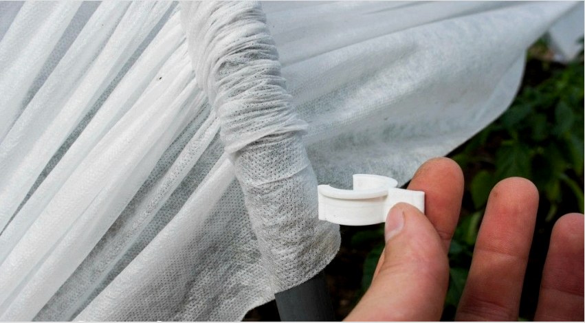 A burkolóanyagot az üvegházra rögzítheti irodai kötőanyagok, kétoldalas szalag vagy csőbilincsek segítségével