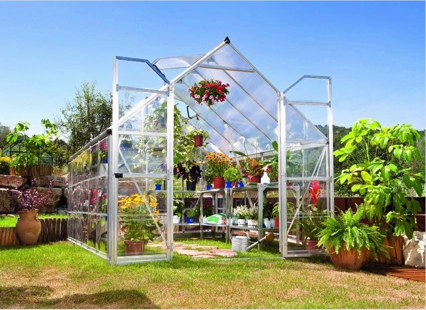 Üvegház üvegcsőből különböző növények termesztéséhez