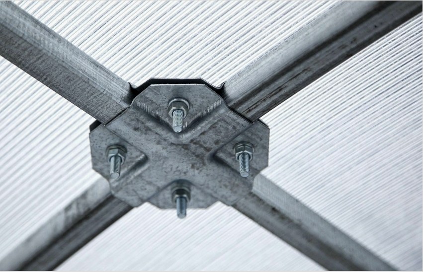 Az acélprofilok rögzítéséhez speciális szögeket használnak, amelyek biztosítják a teljes üvegház megbízhatóságát és tartósságát