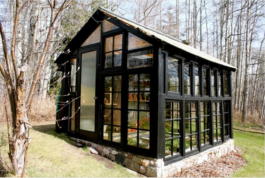 A régi üvegezett ablakkeretek segítségével megbízható üvegházat építhet palánták és egyéb növények termesztésére