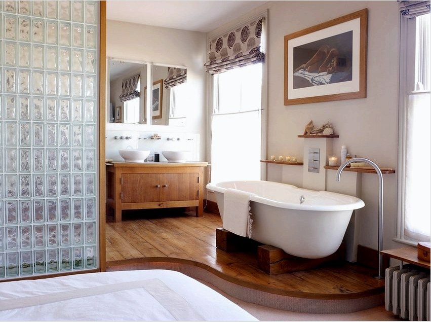 Üvegtömbökből készült válaszfal a hálószoba és a fürdőszoba között