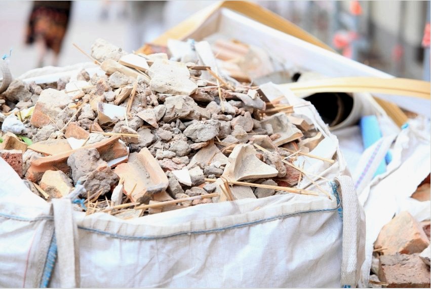 Az építési hulladék elszállítását jogszabályok szabályozzák, amelynek meghibásodása miatt 3000 rubelt bírságot szabnak ki