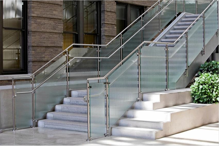 Rozsdamentes acél korlát felhasználható az utcai lépcsők bezárására