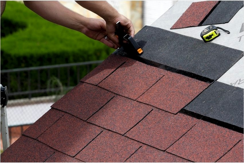 A puha tetőnek számos előnye van, beleértve a könnyű súlyt és a könnyű felszerelést