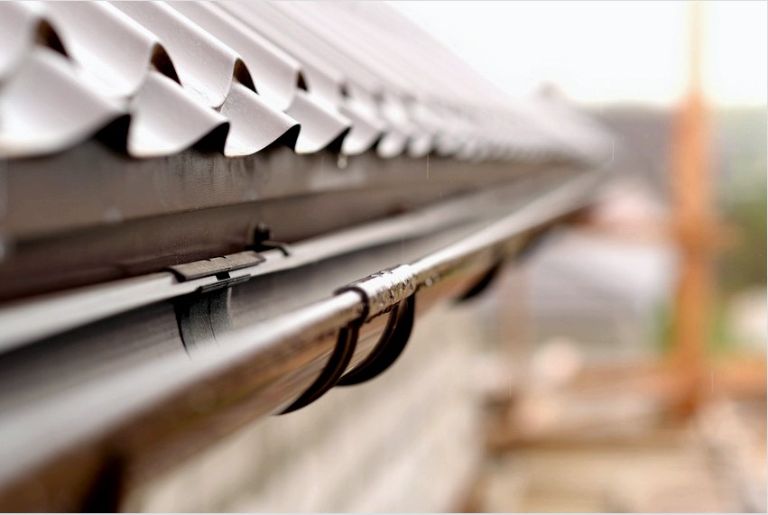 A műanyag ereszcsatorna kis súlya lehetővé teszi a tetőterhelés csökkentését