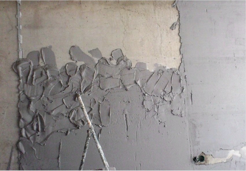 A cementhabarcsot először simítóval öntsék a falra, majd a keverék egyenletesen eloszlik a szabály szerint