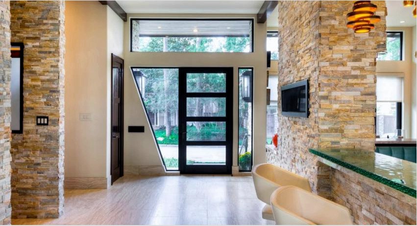 A műanyag bejárati ajtó általában üvegbetétekkel rendelkezik, amelyeknek köszönhetően a természetes napfény mélyen behatol a helyiségbe