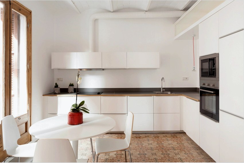 A konyhában található műanyag csatorna lehetővé teszi a burkolat felszerelését a szobában bárhol
