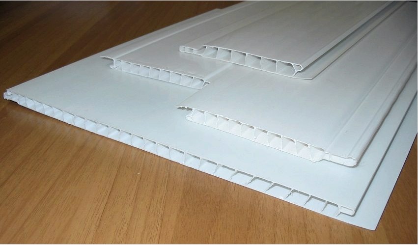 A mennyezet műanyag panelei üreges PVC szalaggal vannak megerősítve, belső merevítőkkel