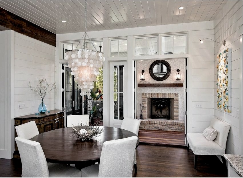 A nappali mennyezete és falai fehér, fényes PVC panelekkel vannak díszítve.