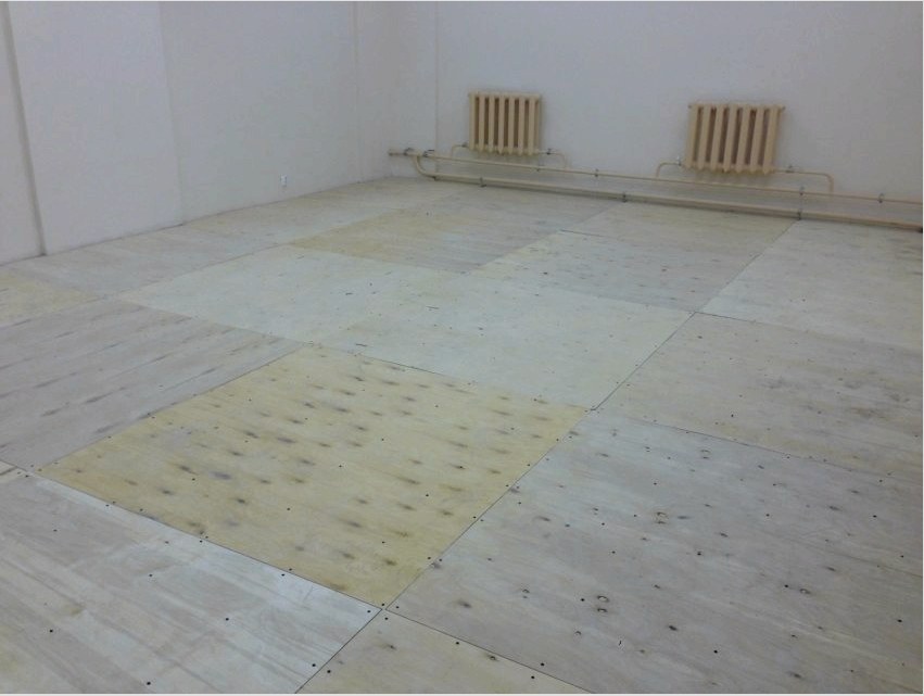 A padló kiemelése a laminátum alatt rétegelt lemezek segítségével