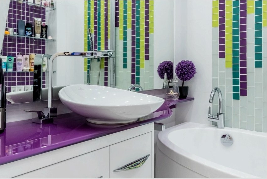Mozaiklapok segítségével egyedi mintát hozhat létre a fürdőszoba falán