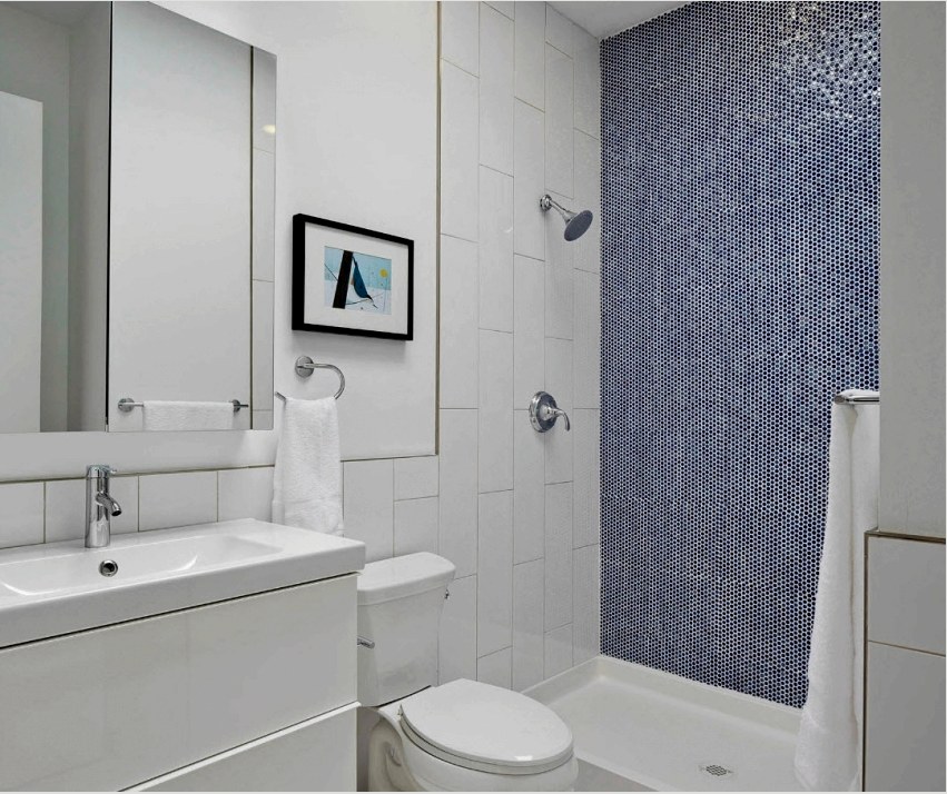 Ha az egyik falra kontrasztos lapkákat helyez, vizuálisan elmélyítheti a fürdőszoba helyét