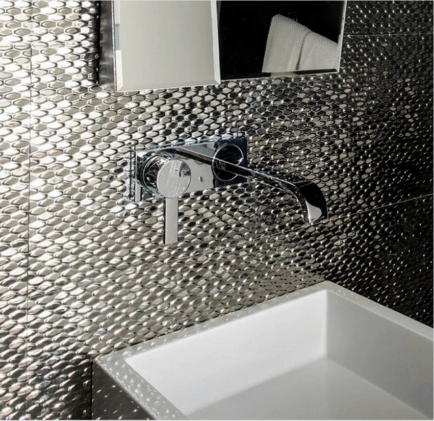 A tükörlapok színének és textúrájának eltérő lehet, tehát éppen ezt az anyagot használhatja egy akcentus fal kialakításához a fürdőszobában