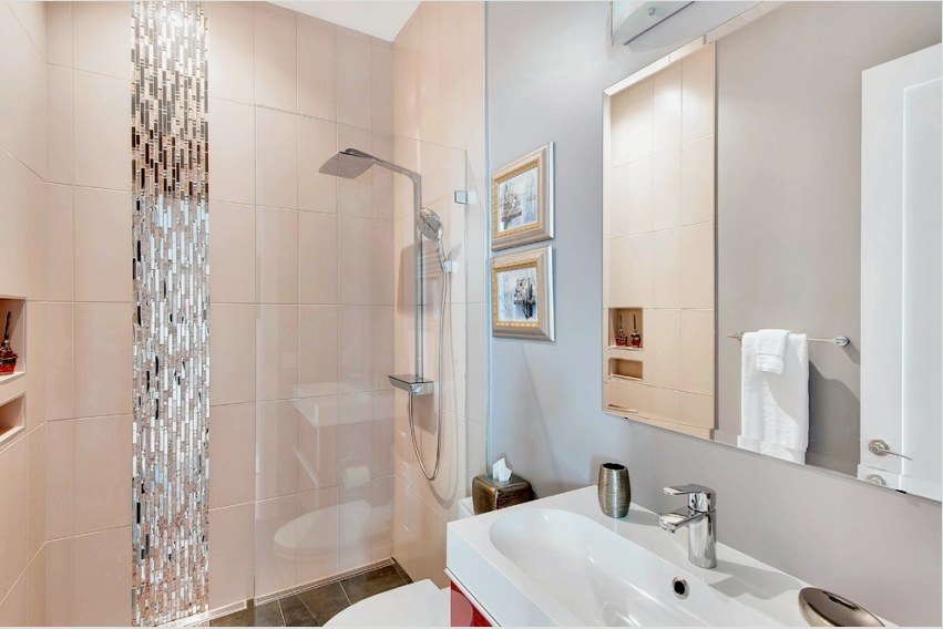 Példa a tükörlapok részleges használatára a fürdőszoba zuhanykabinjában