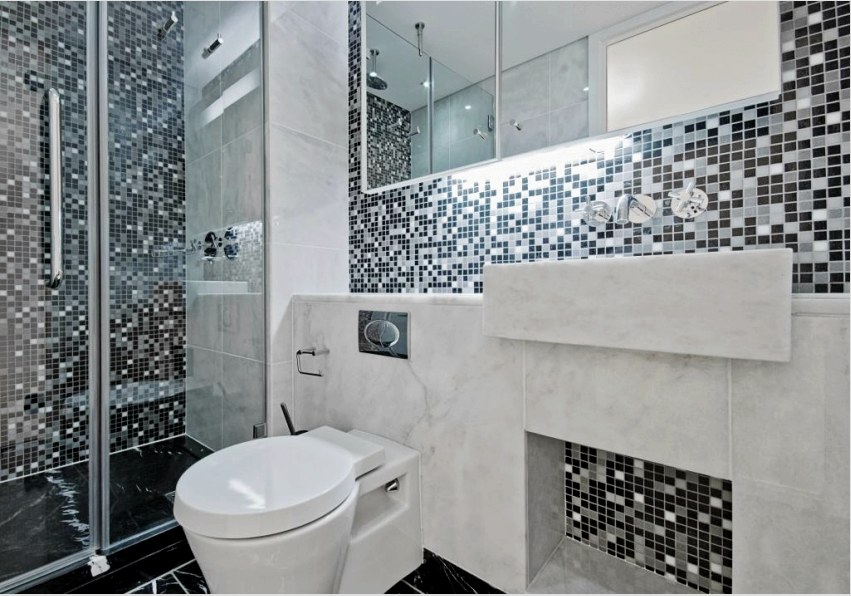 Egy kis fürdőszoba kialakításához kis mozaikok formájában kell használni a csempéket, amelyeket tükör elemekkel lehet hangsúlyozni.
