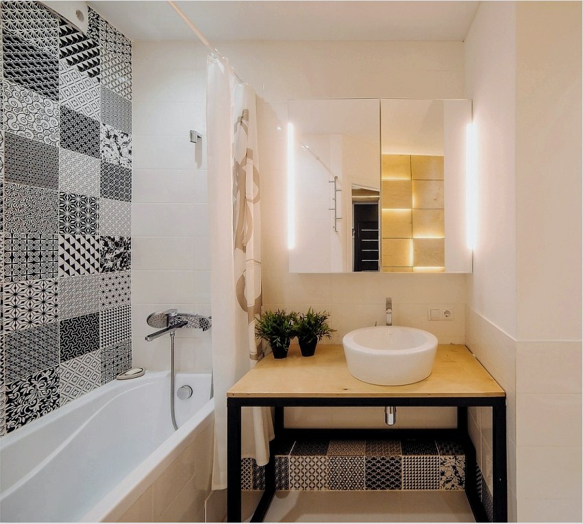 Példa a fekete-fehér csempe és a meleg árnyalatú anyagok megfelelő kombinációjára, amely lehetővé tette a fürdőszoba hangulatos belsőépítészetének megteremtését