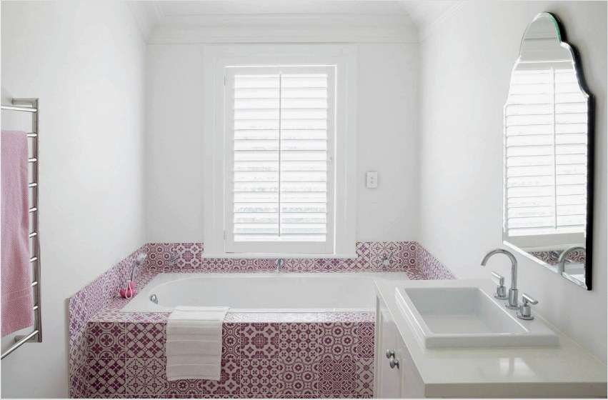 Példa arra, hogy egy fürdőszoba ragasztott stílusban befejeződik, monokróm mintás csempe segítségével