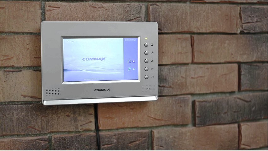 Az ajtón lévő videó kihangosító színes Commax CDV 70A monitorral