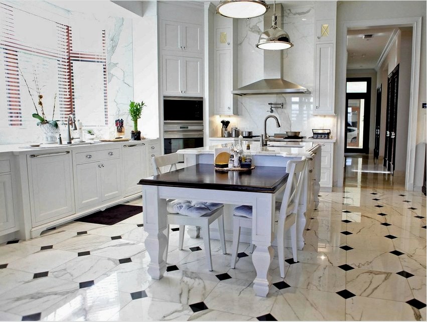 A konyhában a modern belső térben különböző méretű és színű padlólapok kerülnek felhasználásra.