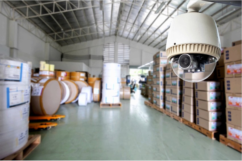 A belső megfigyelésre szolgáló videokamerák kisebbek és műanyag tokban készülnek