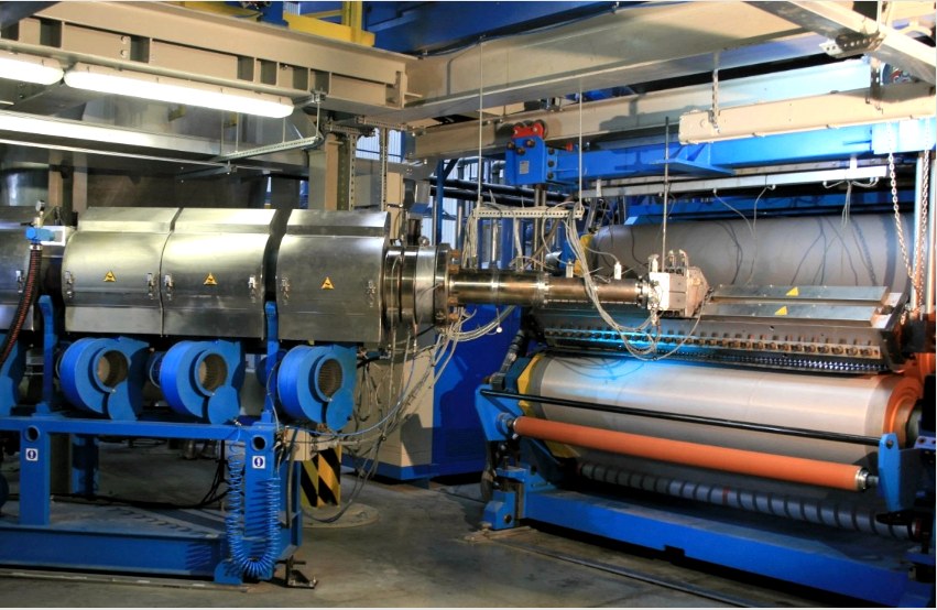 A szövetek gyártására szolgáló PVC fólia előállításához egy homogén műanyag masszát tekercselnek speciális berendezésen