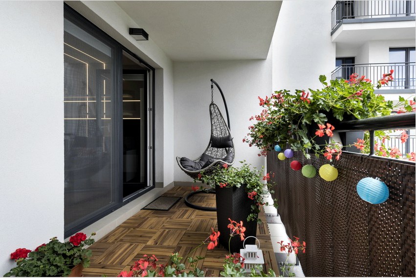 A modern erkélyeket és loggiákat gyakran használják üdülőterületként vagy lakóépületként, ezért a padló minősége kulcsfontosságú elem 