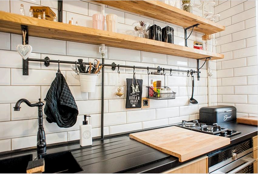 A konyhában található polcok a munkafelület teljes hosszában felválthatják a szekrények felső szintjét