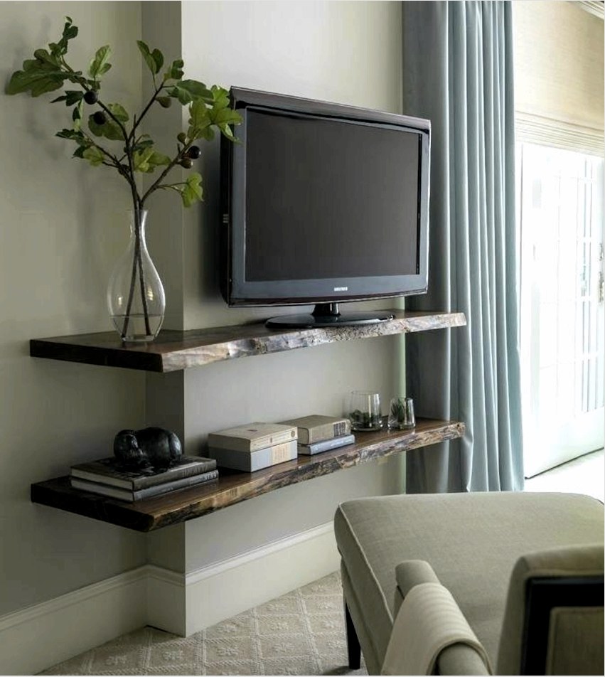 A TV nélküli polc szélezetlen táblákból tökéletesen illeszkedik a szoba kialakításához