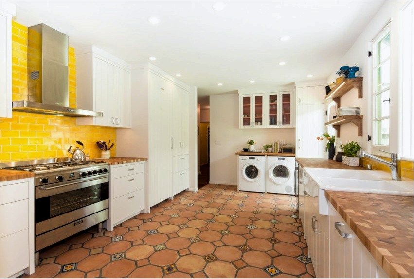 A cottforte csempe mázát átlátszatlanul alkalmazzák, ezért a konyhában a padlón csodálatosnak tűnik