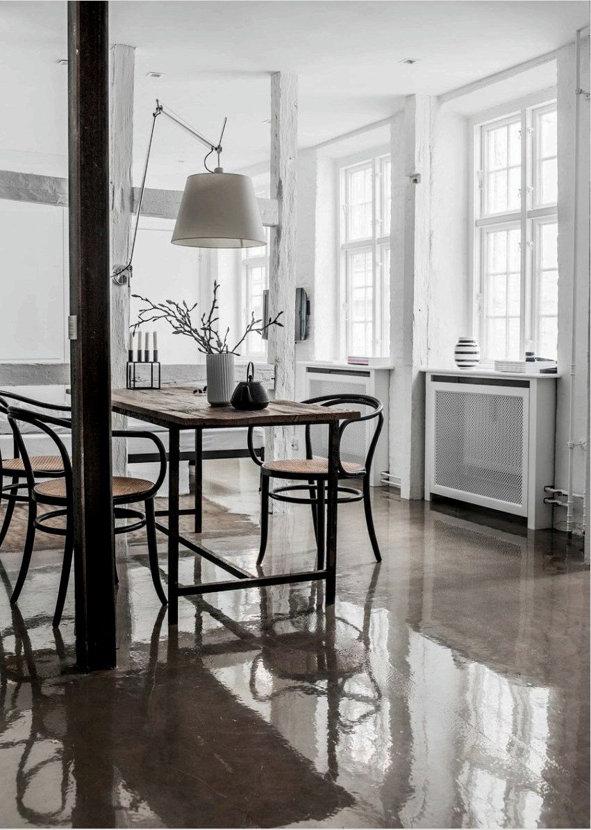 Az önszintező padló felülete ellenáll a fokozott nedvességnek, és könnyen ellenáll a bútorok által okozott terhelésnek