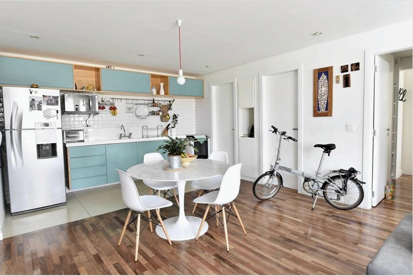 A tervezők gyakran javasolják két padlóburkolat kombinálását a konyha funkcionális területétől függően