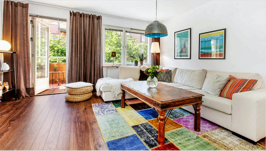 A modern stílusú nappali szobákban hosszúkás függönyöket használnak