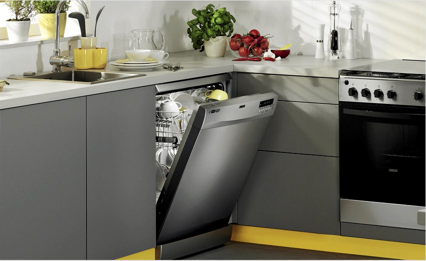 A mosogatógép polimer betétekkel van rögzítve a szekrény falaihoz