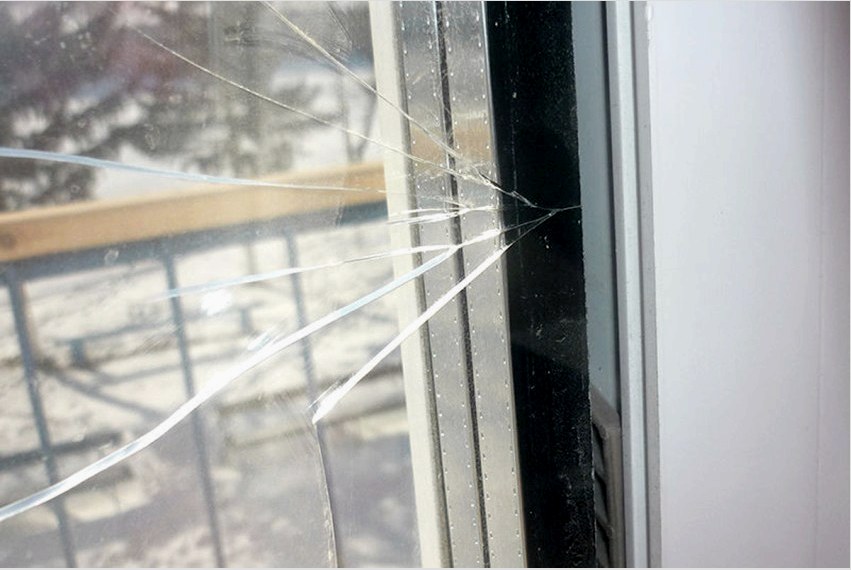 A dupla üvegezésű ablakokon repedések megléte azonnali pótlást igényel, mivel ebben az esetben az ablakok elmosódását nem lehet elkerülni