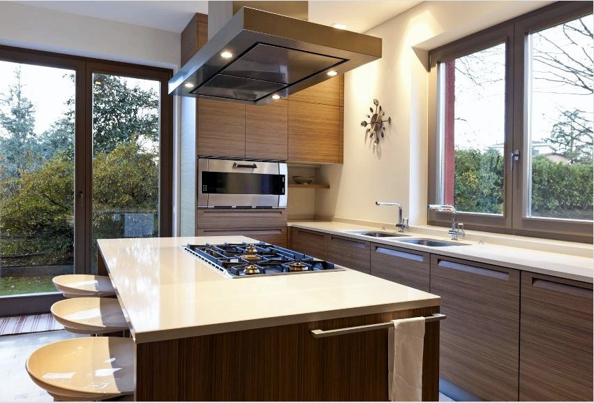 A konyhában az ablakok elmosódásának problémájának kiküszöbölése érdekében be kell szerelni egy kiváló minőségű burkolatot a főzőlap fölé