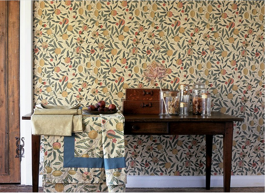 Virágmintázatú háttérkép - a legnépszerűbb lehetőség a fali dekorációhoz az angol belső térben