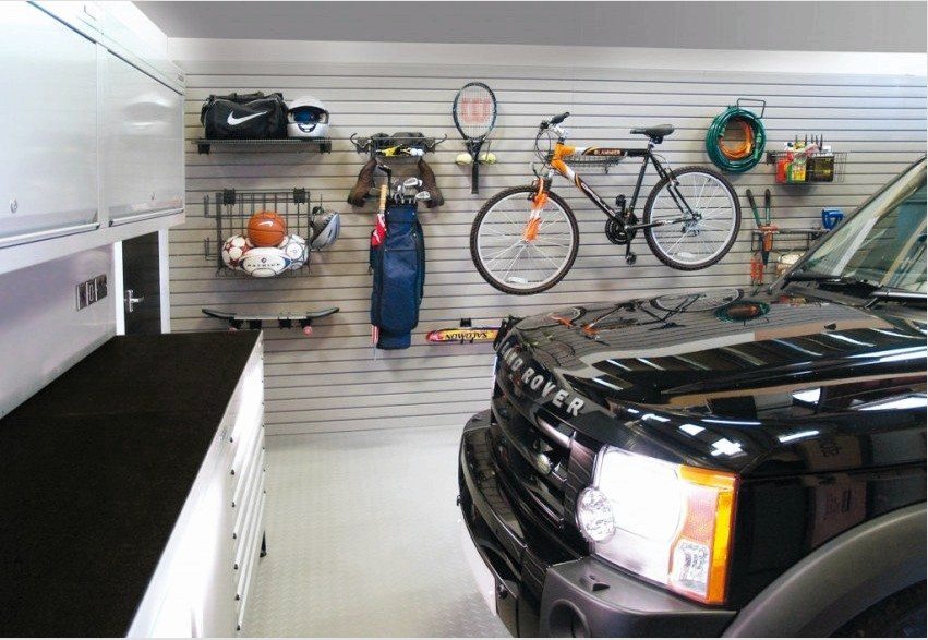 Házi készítésű állvány a garázsban sporteszközök tárolására