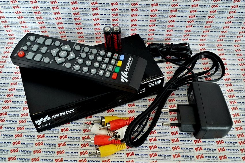 A DVB-T2 digitális set-top box teljes készlet magában foglalja a készüléket, a tápegységet, az RCA és AV kábeleket, valamint a távirányítót