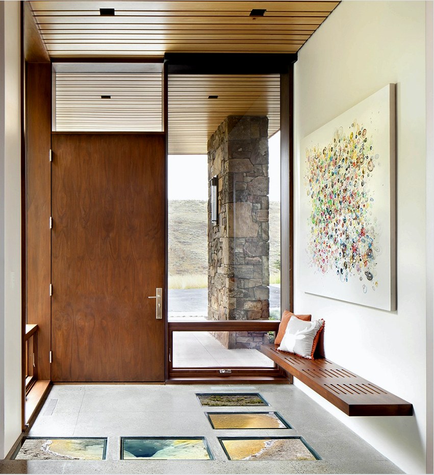 A folyosó falainak modern stílusú díszítéséhez tapéta vagy festék használható