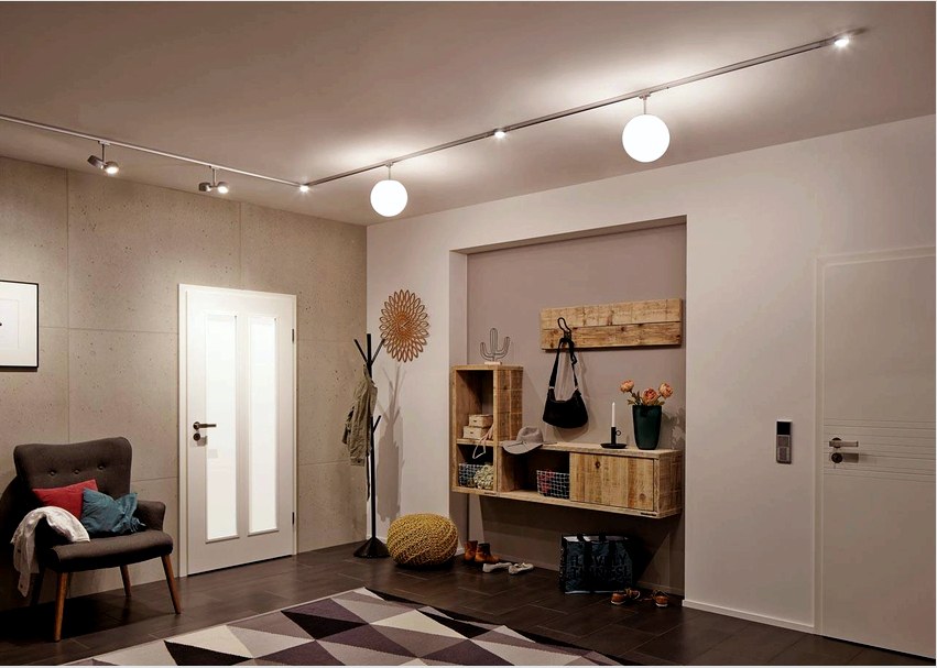 A folyosó valóban divatos kialakításának elkészítéséhez időt és energiát kell költenie a kényelmes bútorok kiválasztására