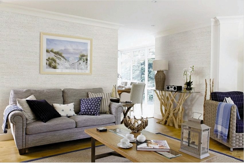 A világos parafa háttérképek a nappali kialakításában vizuálisan növelik a szoba helyét