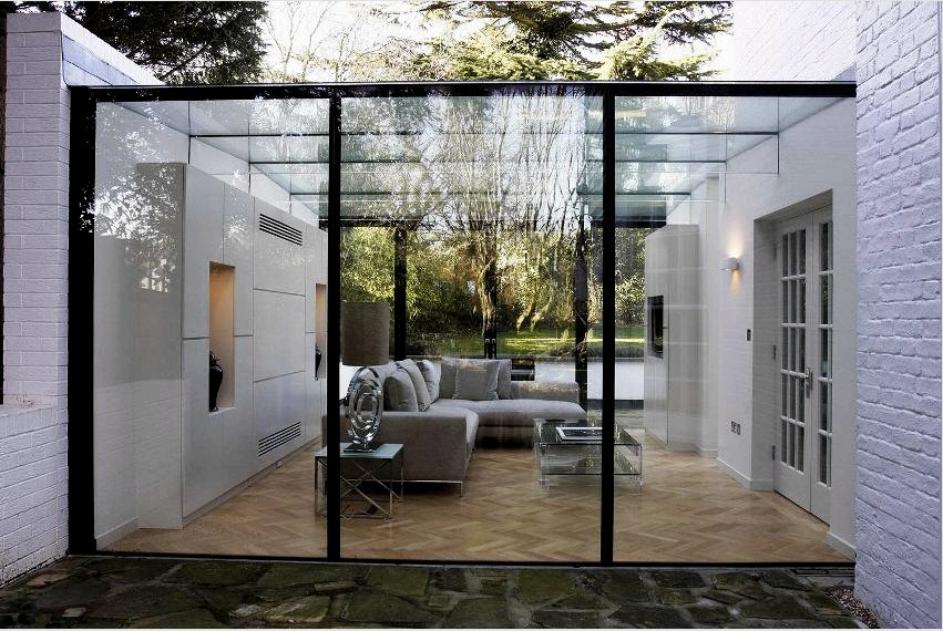 A ház kényelmes és szokatlan változata üvegezett verandával és terasszal