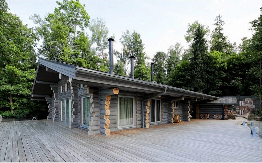 A fából készült vidéki ház maximális kényelemmel megtervezhető, például beépített fürdővel és garázzsal