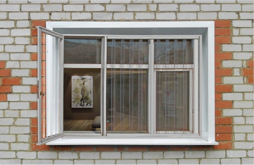 A függőleges polikarbonát rácsok beszerelése lehetővé teszi az ablakszárny elfordítását, amelyet a vízszintes modellek nem tudnak biztosítani