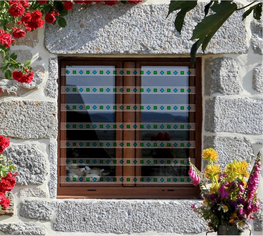 Ólomüveg ablakokkal ellátott polikarbonát rácsok eredeti és egyedi megjelenést biztosítanak az épület külső részén