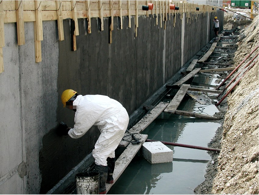 A bevonat vízszigetelése nem hatol át mélyen, és csak a beton felületét védi